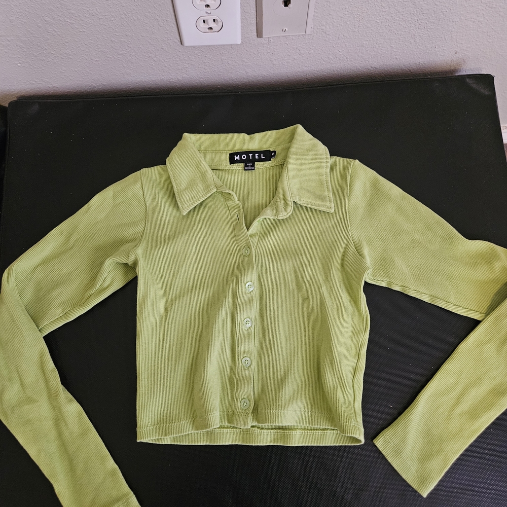 Motel Green Ribbed Long Sleeve Crop Top